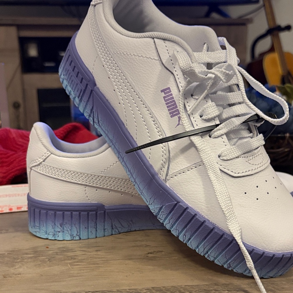 #131 Puma Carina 2.0 Youth leather White& Lavender&blue ombré soles NWOT sz 6 - Picture 6 of 8